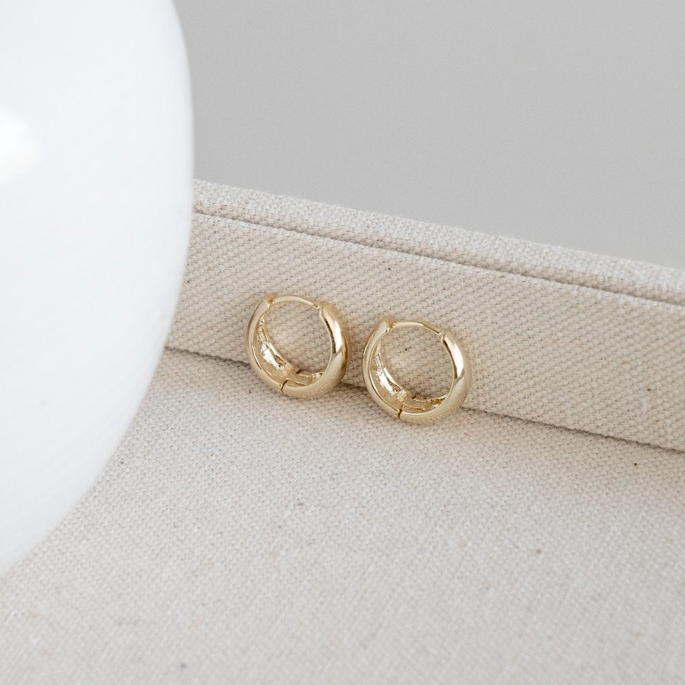 *NEW* 14K Gold Plated Hoop Earrings - Picture 2 of 5